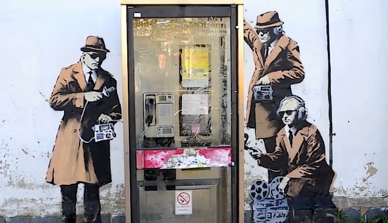 Os espiões de Banksy à escuta na cabine telefónica junto à sede dos serviços secretos ingleses, GCHQ