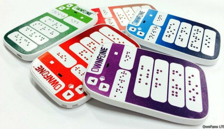 imagem: telemoveis muito coloridos com teclas em braille