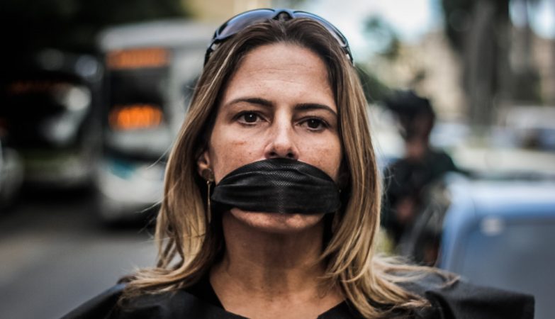 Liberdade: Mulher com uma venda a tapar a boca em em protesto contra censura no Rio de Janeiro. 