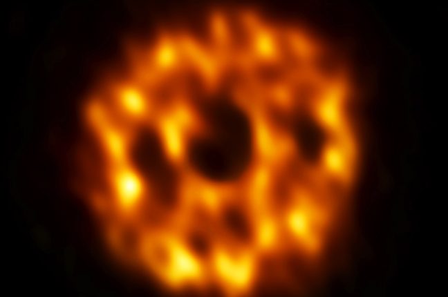 Imagem do ALMA que mostra a poeira em redor da estrela HD 107146. A poeira nos confins do disco é mais espessa do que nas regiões mais interiores, sugerindo que um enxame de planetesimais do tamanho de Plutão estão a fazer com que objectos mais pequenos colidam uns com os outros. A estrutura escura tipo-anel no meio do disco pode ser evidência de uma lacuna onde um planeta está a "varrer" poeira na sua órbita.