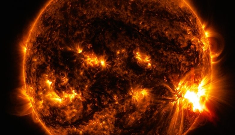 Imagem de uma explosão solar classe X2.0 captada a 27 de outubro de 2014