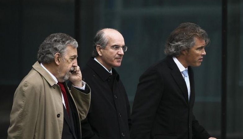 João Rendeiro (ao centro) durante o julgamento do caso BPP