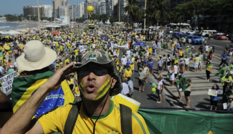 Manifestantes pedem o impeachement de Dilma Rousseff no Rio de Janeiro 