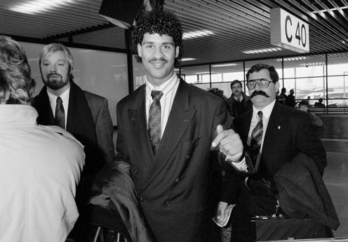 Frank Rijkaard chega a Lisboa com Jorge Gonçalves (dir.), fevereiro de 1988