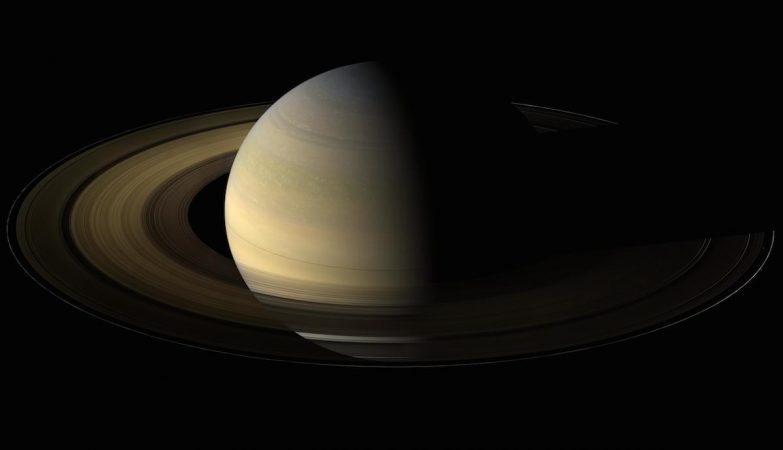  O planeta Saturno, visto pela sonda Cassini durante o equinócio. Dados sobre o modo como os anéis arrefeceram durante esta altura fornecem informações sobre a natureza das partículas dos anéis.
