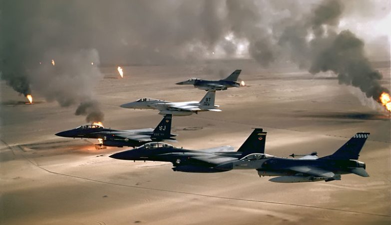 Caças bombardeiros F-16A, F-15C e F-15E durante um bombardeamento no deserto