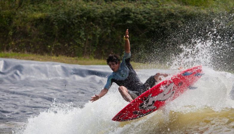 O surfista Gabriel Medina num "wavegarden"