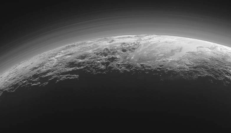 Apenas 15 minutos depois da sua maior aproximação de passado dia 14 de julho de 2015, a sonda New Horizons olhou para trás em direção ao Sol e capturou esta imagem do aproximar do pôr-do-Sol perto de montanhas e planícíes geladas que se estendem para lá do horizonte de Plutão.