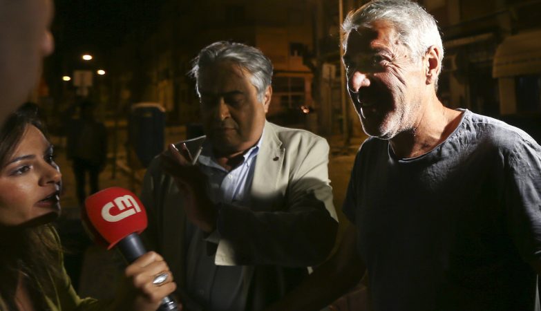 O ex-primeiro-ministro, José Sócrates (D), acompanhado do seu advogado, João Araújo, à chegada à casa onde ficará em prisão domiciliária 