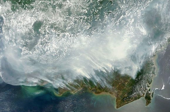 Imagem de satélite da NASA mostra o efeito de cerca de 100 mil incêndios florestais activos provocados por queimadas na Indonésia