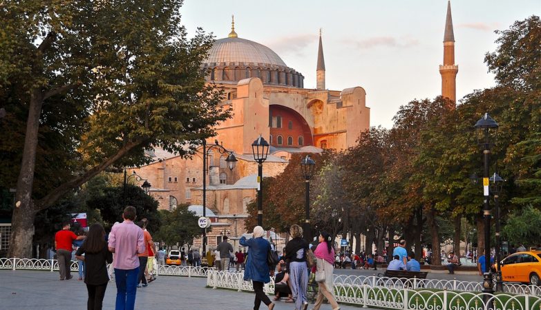 A praça de Sultanahmet, no centro histórico de Istambul, na Turquia
