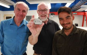 Os investigadores da UCLA Paul Warren, Edward Young e Issaku Kohl mostram uma amostra de rocha lunar