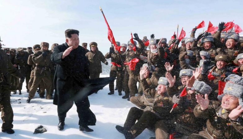 O líder da Coreia do Norte, Kim Jong-un, saúda militares norte-coreanos em Abril de 2015