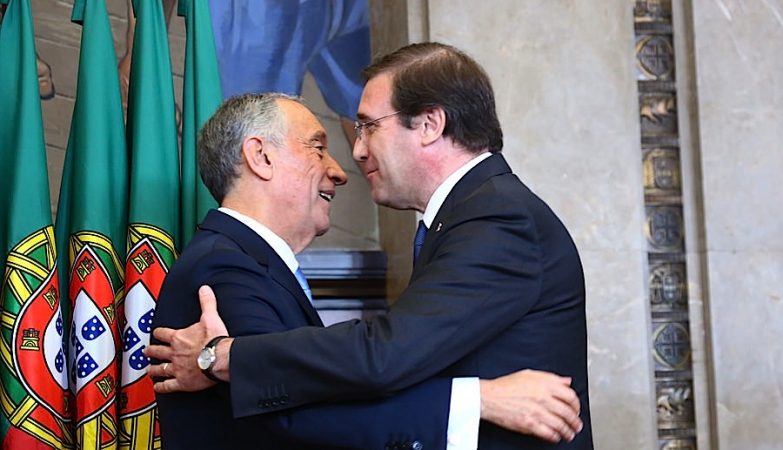 O presidente da República, Marcelo Rebelo de Sousa, cumprimenta Pedro Passos Coelho na cerimónia de tomada de posse