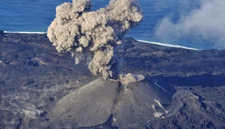 A ilha continua a emergir das profundezas do vulcão, como mostra esta fotografia tirada em novembro de 2015