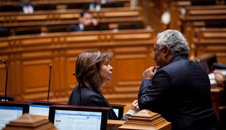 Primeiro-Ministro António Costa conversa com deputada Catarina Martins (BE) antes do encerramento do debate do Orçamento do Estado para 2016