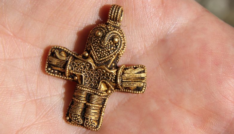 Descoberto na Dinamarca o crucifixo viking mais antigo de sempre
