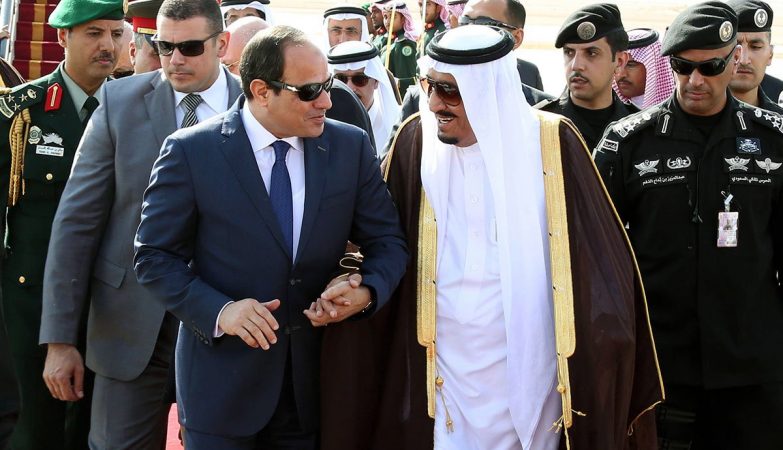O presidente egípcio, Abdel Fattah al-Sisi, com o rei Salman Bin Abdelaziz, da Arábia Saudita, num encontro no Cairo. 
