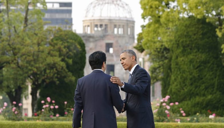 Presidente Barack Obama com o primeiro-ministro japonês, Shinzo Abe, em Hiroshima