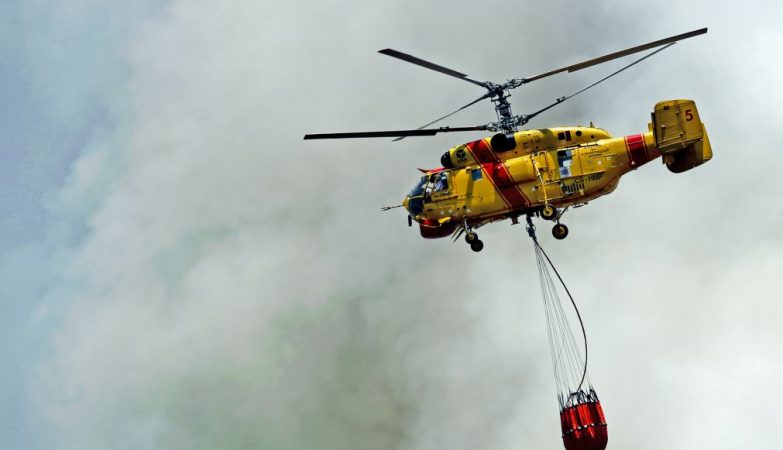Helicóptero Kamov Ka-32A-11BC da frota da Protecção Civil no combate a um incêndio