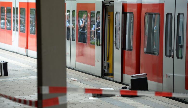 Um homem morreu e três pessoas ficaram feridas na sequência de um ataque à facada com motivações religiosas na estação de comboios de Grafing, perto de Munique, Alemanha