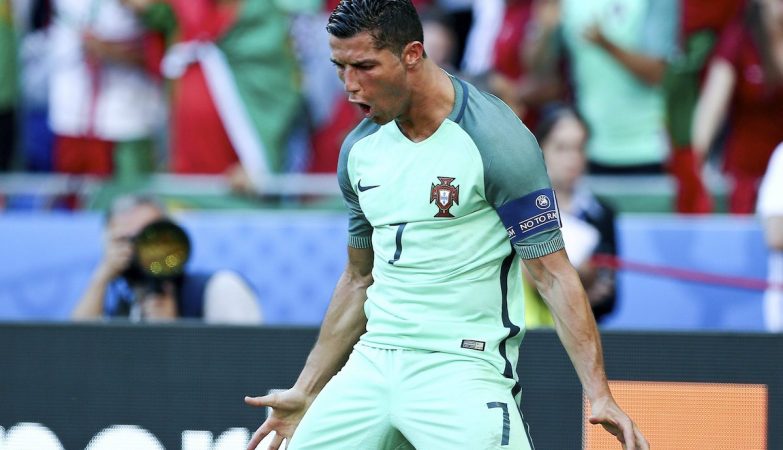 Ronaldo celebra o 2-2, golo de calcanhar, frente à Hungria