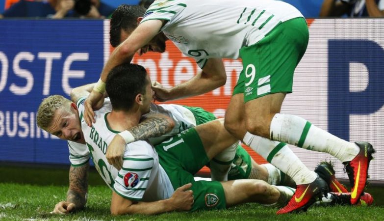 Robbie Brady celebra o golo da vitória da Irlanda sobre a Itália