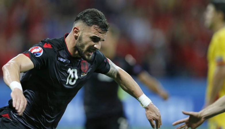 O albanês Armando Sadiku celebra o primeiro golo de sempre - e a primeira vitória - da Albânia numa fase final do Euro