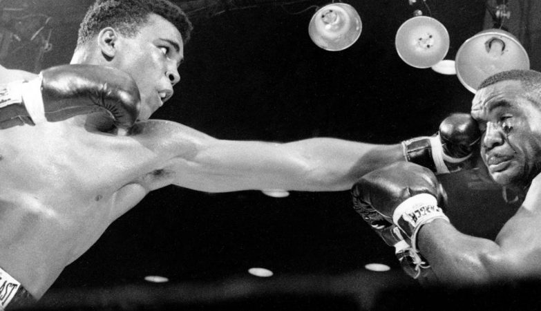 Muhammad Ali, então Cassius Clay, aplica uma esquerda a Charles "Sonny" Liston, 25 de Fevereiro de 1964