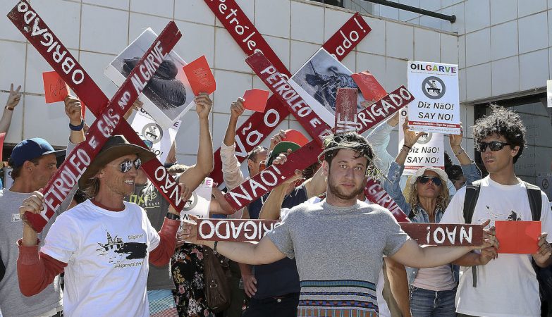Elementos do Movimento Algarve Livre de Petróleo realizam um cordão humano em frente à câmara municipal de Aljezur,