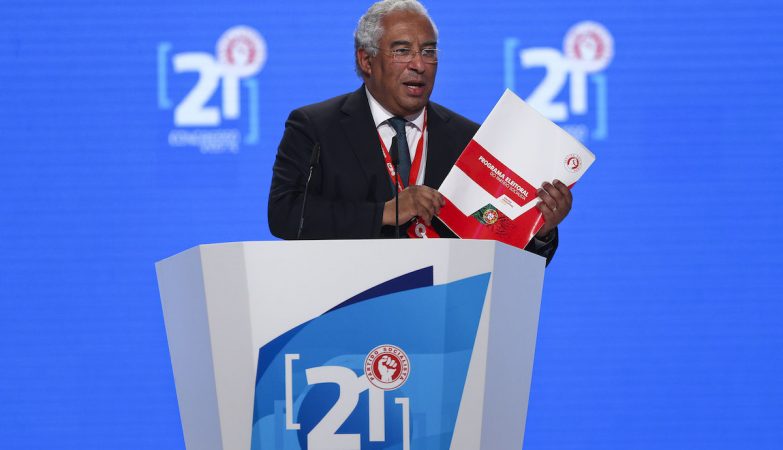 O secretário-geral do Partido Socialista António Costa mostra um exemplar do Programa Eleitoral do Partido Socialista 