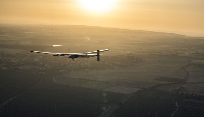 Solar Impulse 2 a aterrar em Sevilha depois de atravessar o Atlântico