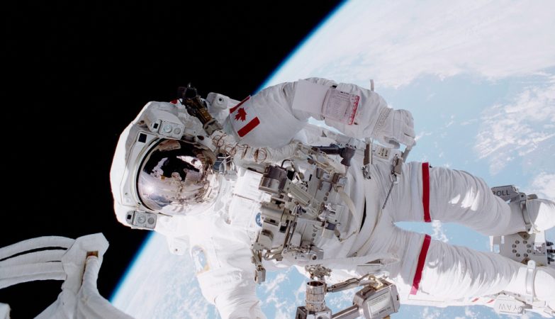 O astronauta canadiano Chris A. Hadfield, em 2001, em actividade extra-veicular (EVA) num voo do vaivém Endeavour, da NASA