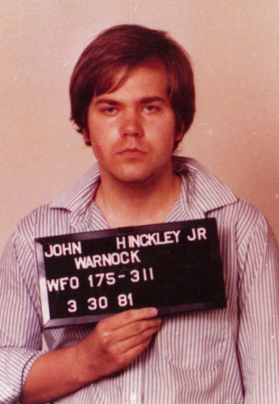 Foto da detenção de John Hinckley Jr., pouco tempo após ter tentado assassinar o presidente dos EUA, Ronald Reagan