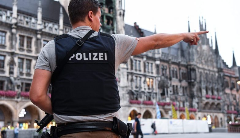 Agente da polícia de Munique após tiroteio em Centro Comercial