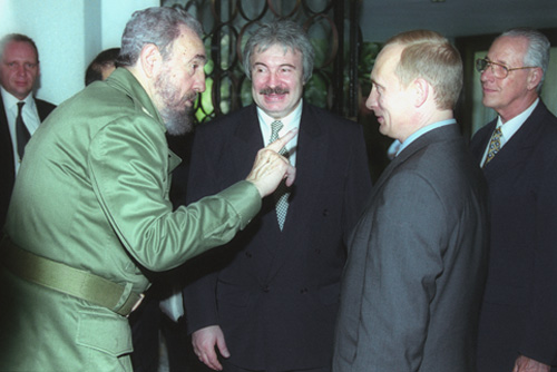 Vladimir Putin com Fidel Castro na visita a Cuba em dezembro de 2000