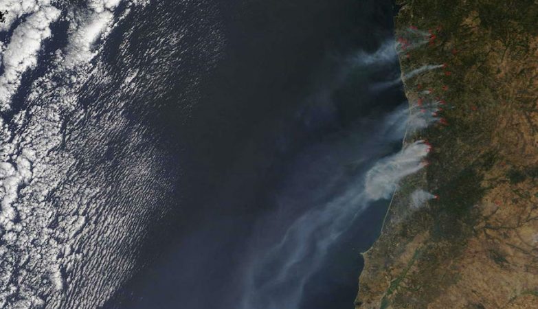 Imagens da NASA mostram o fumo dos incêndios em Portugal Continental
