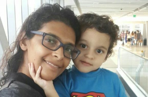 Eugénia Queiroz com o filho mais velho, Gabriel, no Dubai