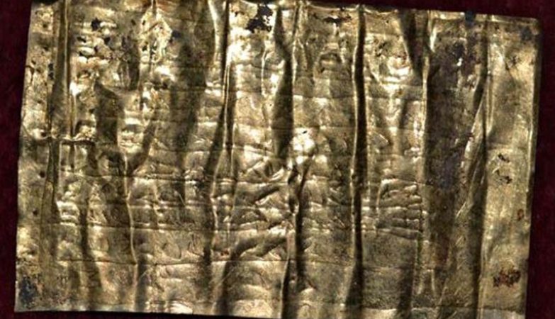 Folha de ouro e prata com feitiços mágicos desenterrada de sepultura do tempo dos romanos na Sérvia. 
