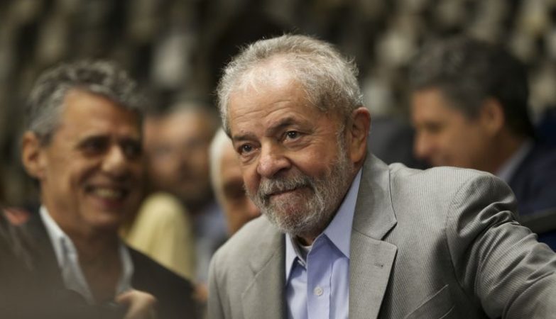 O ex-presidente Luiz Inácio Lula da Silva assiste a presidente afastada Dilma Rousseff fazer sua defesa diante dos Senadores durante sessão de julgamento do impeachment