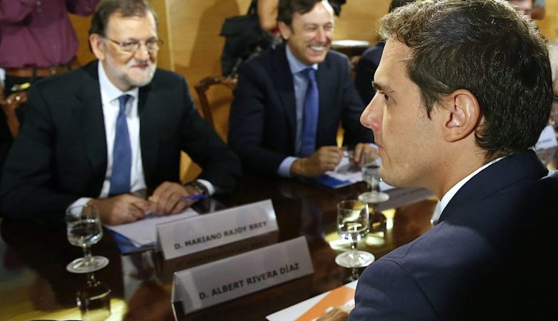 Mariano Rajoy (PP) e Albert Rivera (Ciudadanos) chegam a acordo para viabilizar governo em Espanha