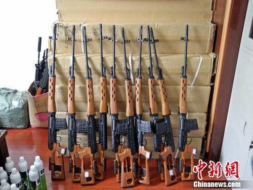 As armas de imitação compradas por Liu Dawei