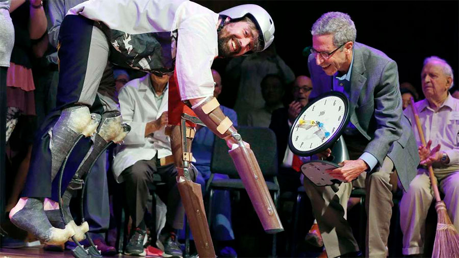 O investigador Tom Thwaites a aceitar IG Nobel com os cascos protéticos que usou para se misturar com cabras nos Alpes franceses. 