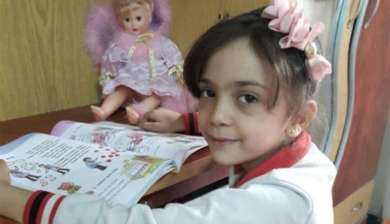 Bana, menina síria de 7 anos, relata no Twitter que está "a ler para esquecer a guerra".