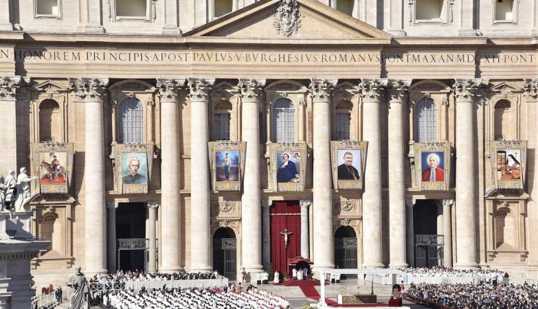 Tapeçarias na praça de S.Pedro apresentam os sete novos santos canonizados pelo papa Francisco 