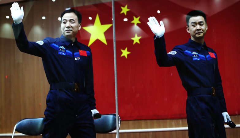 Os astronautas chineses Jing Haipeng e Chen Dong preparam-se para o lançamento da nave Shenzhou-11