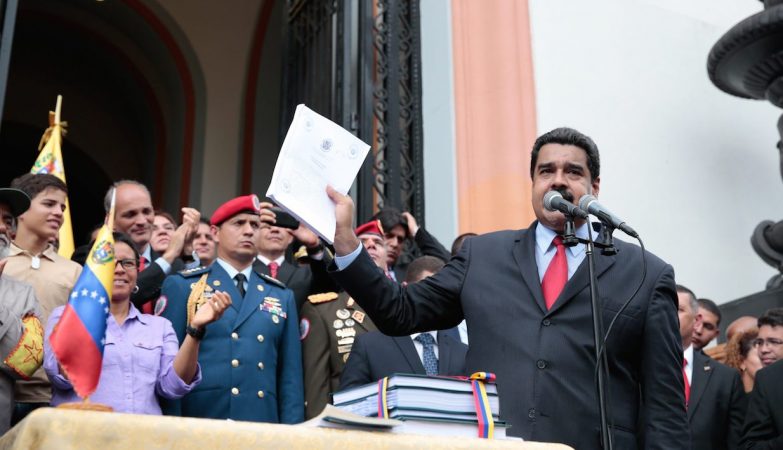 Nicolás Maduro aprova o Orçamento 2017 sem o Parlamento