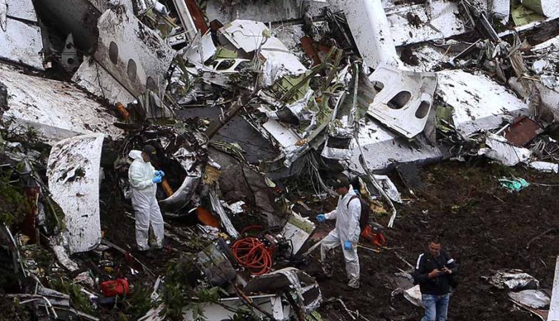 Destroços do avião que caiu com a equipa de futebol do Chapecoense.