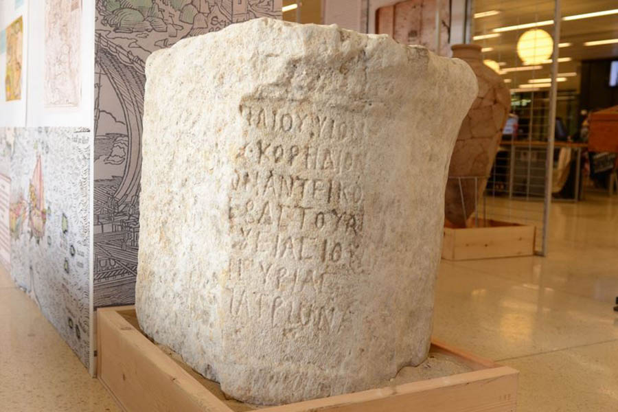 Laje de pedra com inscrição sobre Judeia está exposta ao público na Biblioteca da Universidade de Haifa, em Israel. 