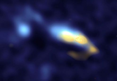 Na galáxia II Zw 40 (a amarelo) a poeira estelar está perto dos aglomerados de estrelas (laranja)